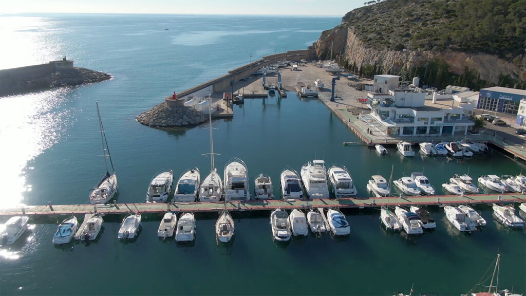Discover our new promotional video, where you can see all the excellence of our port.
