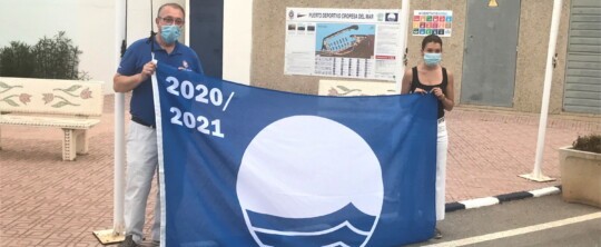 Acto de izado de la Bandera Azul en el puerto deportivo de Oropesa